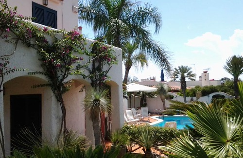 Colonia Elena Villa | Magnificent villa with swimming pool in beachfront residence