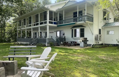 Moriah Center Cabin | Magnificent Lakefront Lodge Panoramic View Lake Champlain. Pickleball/Kayak/dogs