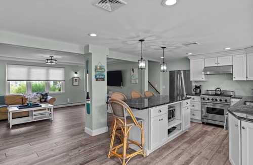 Eastward Look House | Magnificent Luxury Home in Eastward Look - Central A/C,Walk to Scarborough Beach