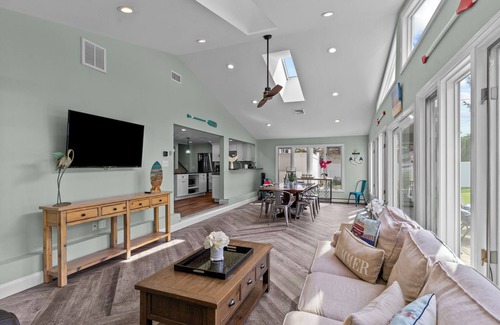Eastward Look House | Magnificent Luxury Home in Eastward Look - Central A/C,Walk to Scarborough Beach