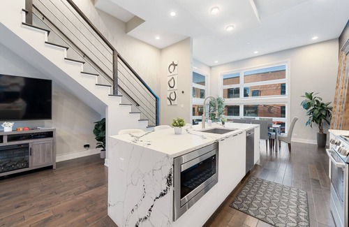 West Bucktown House | ❤️🔥MAGNIFICENT NEW Home w/8 Beds & Free Parking❤️🔥