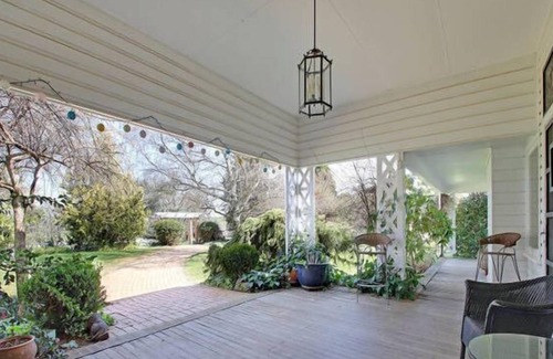 Emu Swamp House | Magnificent "Willowood" - 6 brs on 100 acres, 5 mins from town with pool