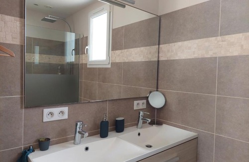 Nans-les-Pins Bed & Breakfast | Magnifique suite familiale