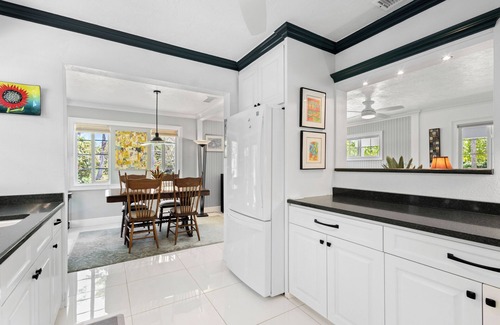 Longbeach Village House | Magnolia Home in Longboat Key by RVA