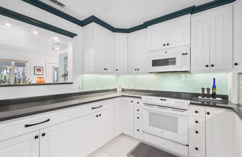 Longbeach Village House | Magnolia Home in Longboat Key by RVA