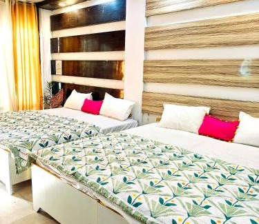 Varanasi House | mahadev Hotel NOOR stay 1km away frm kashiwishnath