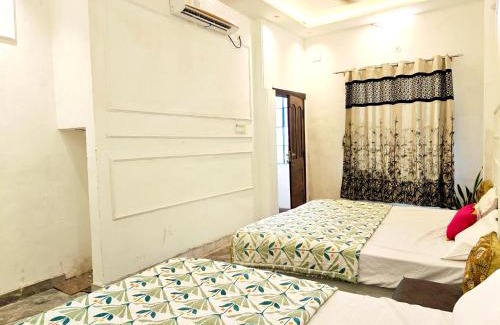 Varanasi House | mahadev Hotel NOOR stay 1km away frm kashiwishnath