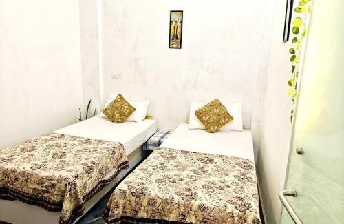 Varanasi House | mahadev Hotel NOOR stay 1km away frm kashiwishnath