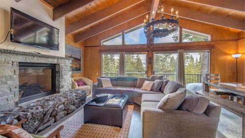 Chamberlands House | Mahogany by AvantStay Snowbird Cabin w Full Chamberlands Access