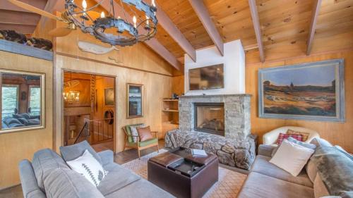 Chamberlands House | Mahogany by AvantStay Snowbird Cabin w Full Chamberlands Access