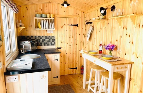 Perth Cabin | Mailer Farm, Woodhead Shepherds Hut - Sleeps 2
