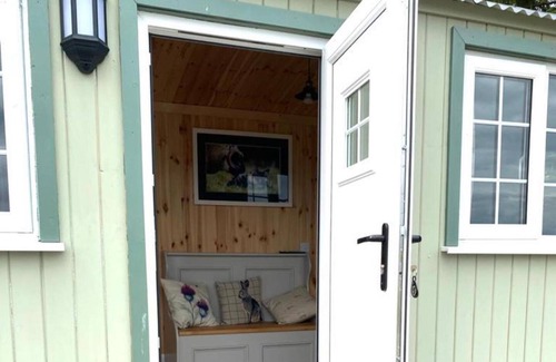 Perth Cabin | Mailer Farm, Woodhead Shepherds Hut - Sleeps 2