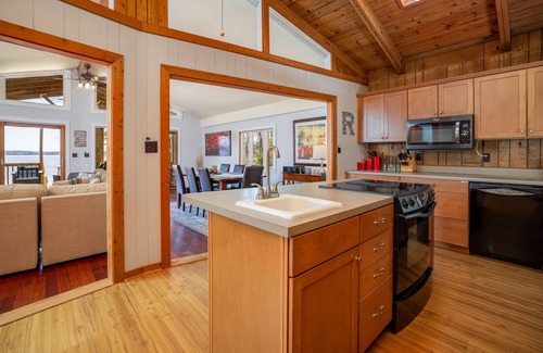 Wildwood Point Cottage | 💥MAIN LAKE Cove💥 Flat Lot w/SANDY BEACH, Firepit!🥇