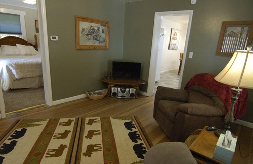 Filer House | Main St Cottage. 1000 sq ft of cozy! Laundry, keurig and some food included