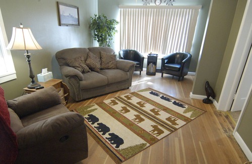 Filer House | Main St Cottage. 1000 sq ft of cozy! Laundry, keurig and some food included