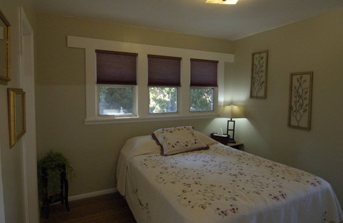 Filer House | Main St Cottage. 1000 sq ft of cozy! Laundry, keurig and some food included