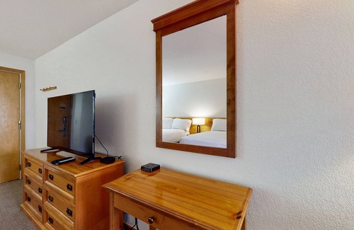 West End Cabin | Main St. room - pool & hot tub - walk to lifts, dog-friendly, second floor