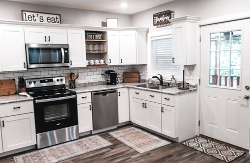 Elgin House | Main Street Farmhouse close to Windrock