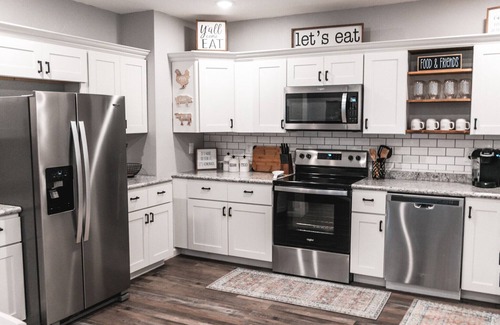 Elgin House | Main Street Farmhouse close to Windrock
