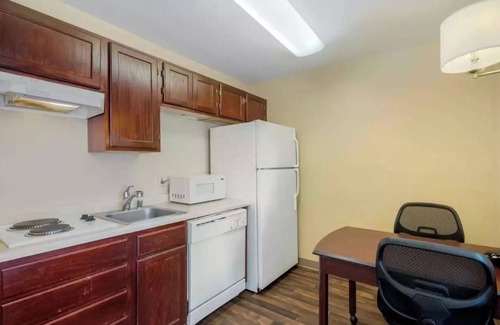 Paradise Hotel | MainStay Suites Las Vegas Flamingo