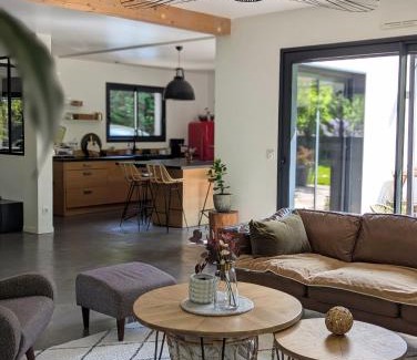 Fille House | Maison Architecte, Parc arboré & BBQ, 10 min du circuit
