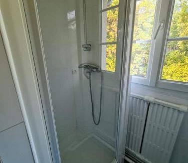 Melun House | Maison Briand - Grande chambre chez l'habitant - Melun Centre - Wifi, Netflix, Smart TV, Lit à mousse mémoire de forme