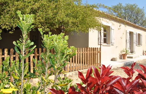 Blauzac House | Maison Chemin d'Uzès is an independent property, in the countryside, near Uzès.