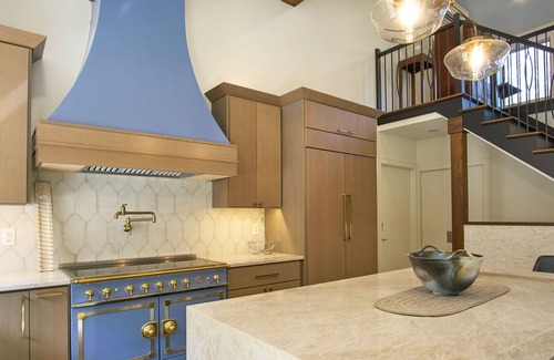State College House | MAISON de BLUE et BLANC, Luxury Renovated Home, Close to Beaver Stadium.n