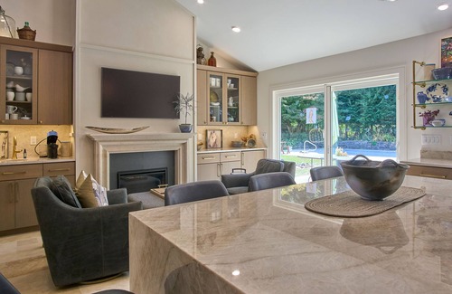 State College House | MAISON de BLUE et BLANC, Luxury Renovated Home, Close to Beaver Stadium.n