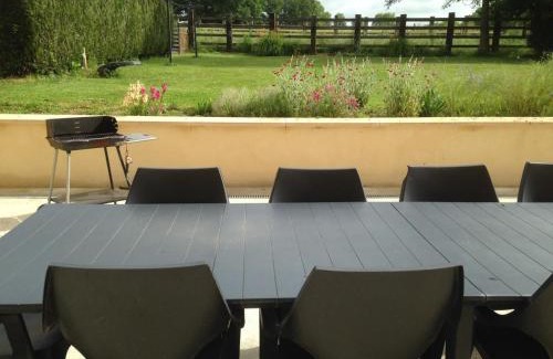 Bures House | Maison de caractère à Bures, proche du Perche avec jardin et Wi-Fi - FR-1-497-124