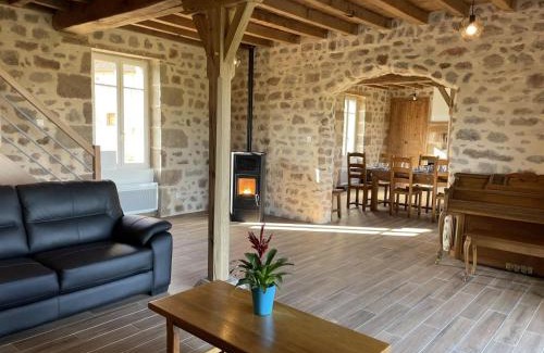 Ygrande House | Maison de ferme rénovée 18ème avec jardin, cheminée, Wi-Fi et parking - FR-1-489-433