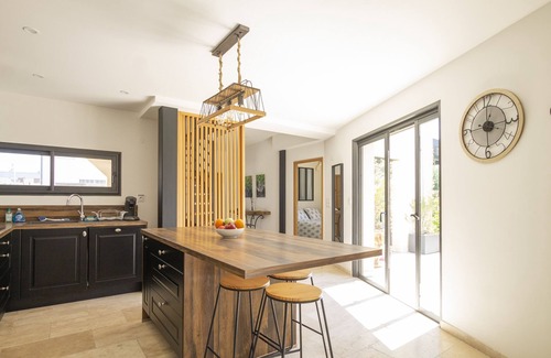 Vedene Villa | Maison des Fleurs - cosy holiday home with private pool in beautiful Vedène