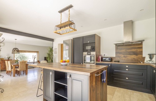Vedene Villa | Maison des Fleurs - cosy holiday home with private pool in beautiful Vedène