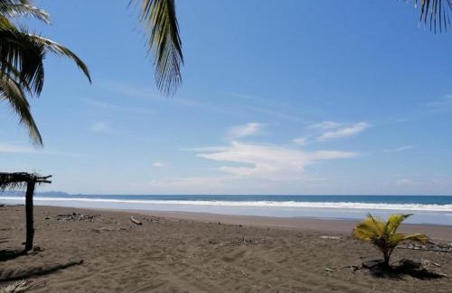 Parrita House | Maison du Bonheur costaricienne sur la plage avec bassin de rafraichissement