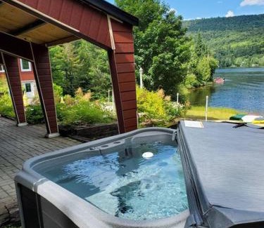 Saint Donat House | Maison du lac avec plage, embarcations, billard et spa privé