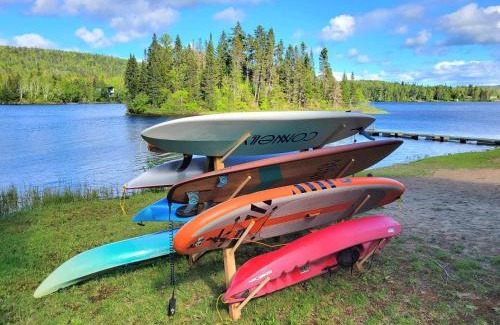Saint Donat House | Maison du lac avec plage, embarcations, billard et spa privé