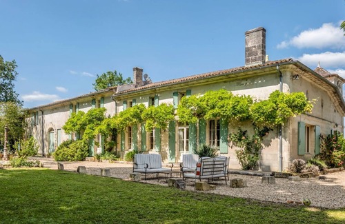 Lussac Villa | Maison Du Vins - Six Bedroom Villa, Sleeps 12