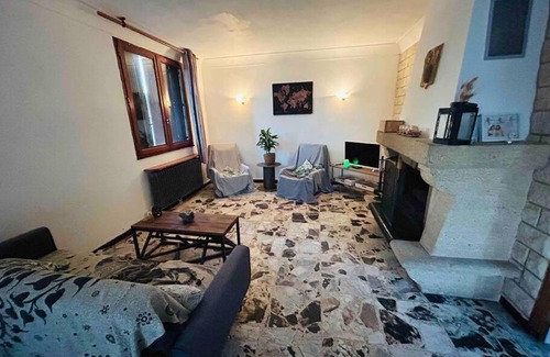 Uchaud Apartment | Maison Gardoise de 1975 au calme,billard, jacuzzi,