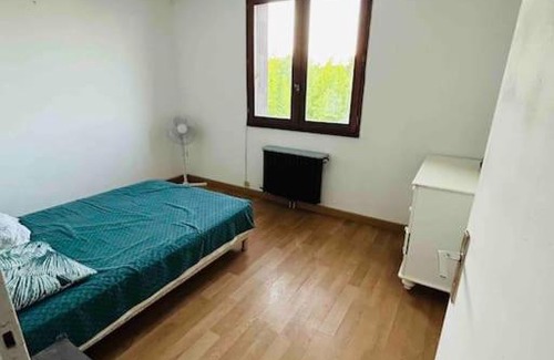 Uchaud Apartment | Maison Gardoise de 1975 au calme,billard, jacuzzi,