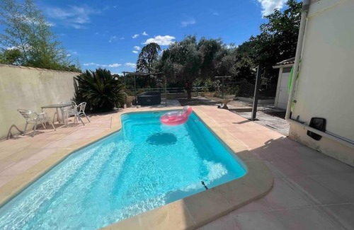 Uchaud Apartment | Maison Gardoise de 1975 au calme,billard, jacuzzi,
