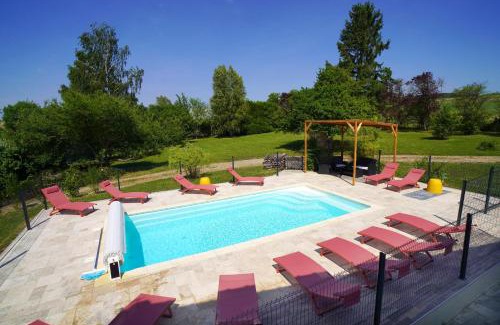 Lain House | Maison Héléna by hellofriends, au vert, piscine, padel