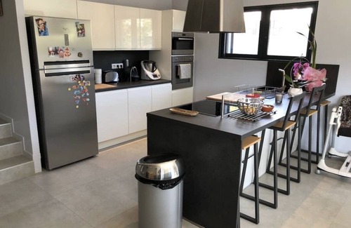 Pegomas House | Maison Moderne 140m2 Avec Piscine Securisee, Cuisine d Ete, Climatisation