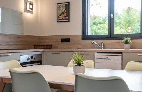 Salies-de-Bearn House | Maison moderne avec terrasse et parking
