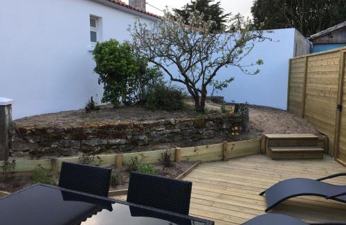 Barbatre House | Maison rénovée proche mer avec terrasse, parking privé et wifi à Barbâtre - FR-1-426-440