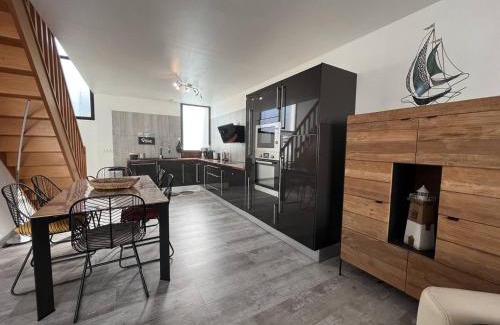 Saint-Pierre-d'Oleron House | Maison rénovée 4 pièces au cœur de St Pierre d'Oléron avec terrasse, proche commerces, 6 couchages - FR-1-246A-137
