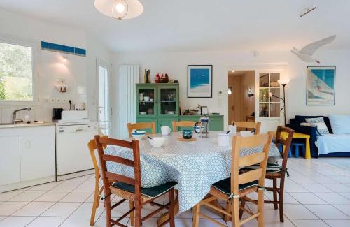 Carnac Villa | Maison spacieuse à Carnac, proche plage, 3 terrasses, jardin clos, Wifi, pour 7 pers, 2* - FR-1-477-220