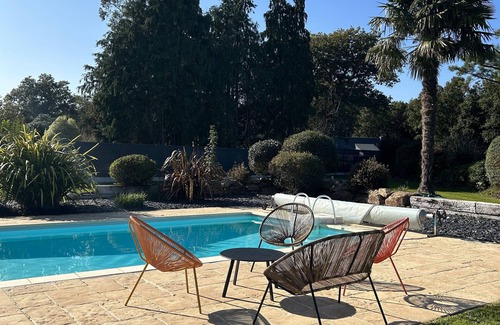 Locoal-Mendon House | Maison Spacieuse Avec Piscine Chauffée ,4 Chambres sur Beau Jardin Paysagé