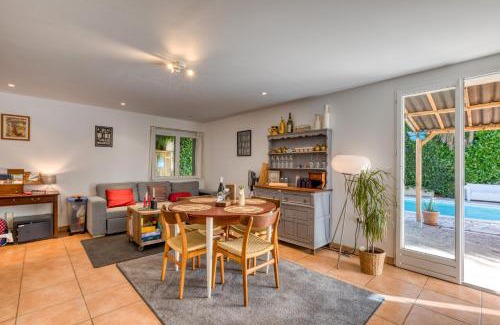 Villemagne-l'Argentiere House | Maison Sur La Mare