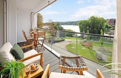 Moelln Apartment | MAISUITES Eisvogel - Zentrale Luxuswohnung mit direktem Seeblick I Bis zu 4 Personen I Premiumküche I Boxspringbett I Kaffeevollautomat I Parkplatz I WLAN
