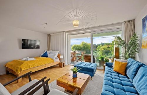 Moelln Apartment | MAISUITES Eisvogel - Zentrale Luxuswohnung mit direktem Seeblick I Bis zu 4 Personen I Premiumküche I Boxspringbett I Kaffeevollautomat I Parkplatz I WLAN